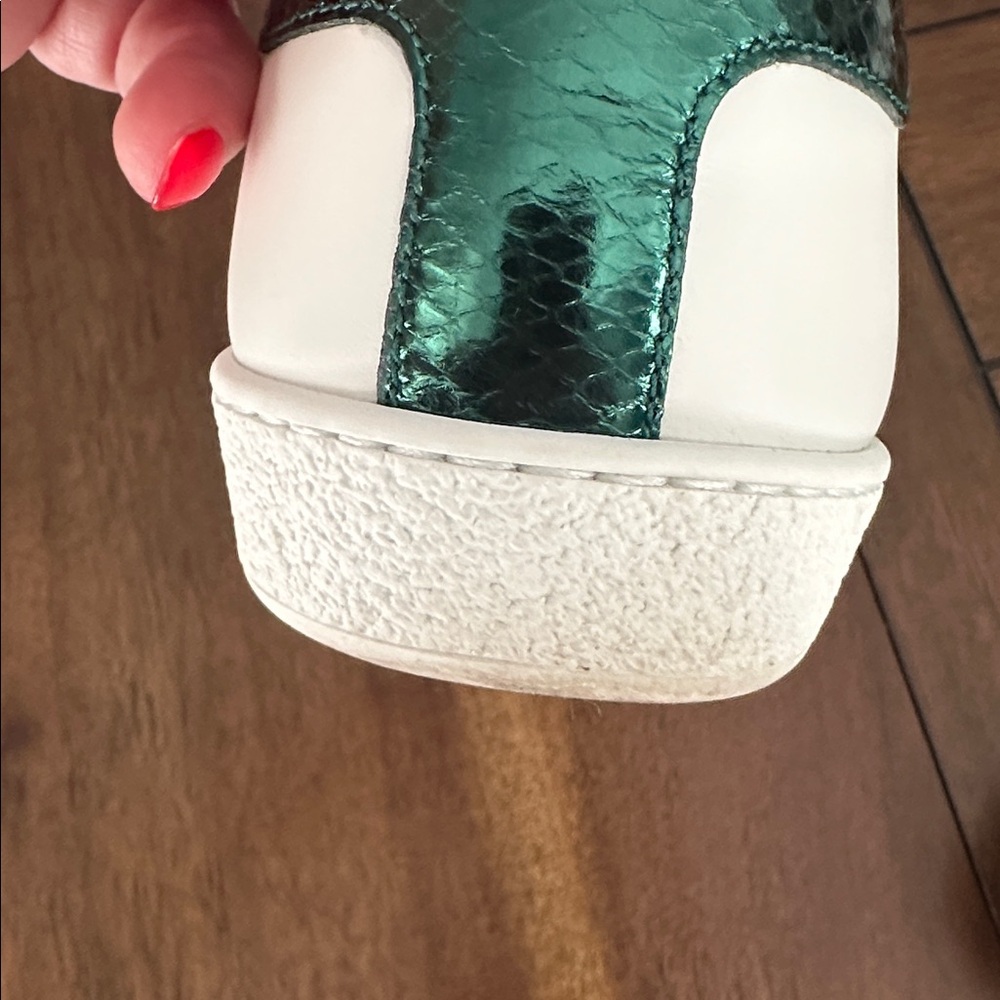 GUCCI Ace Bee Embroidered White
Leather Sneakers - Picture 15 of 16